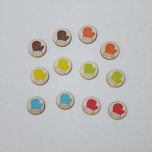 Jetons en bois représentant des moufles colorées alignées sur un fond blanc pour activités éducatives.