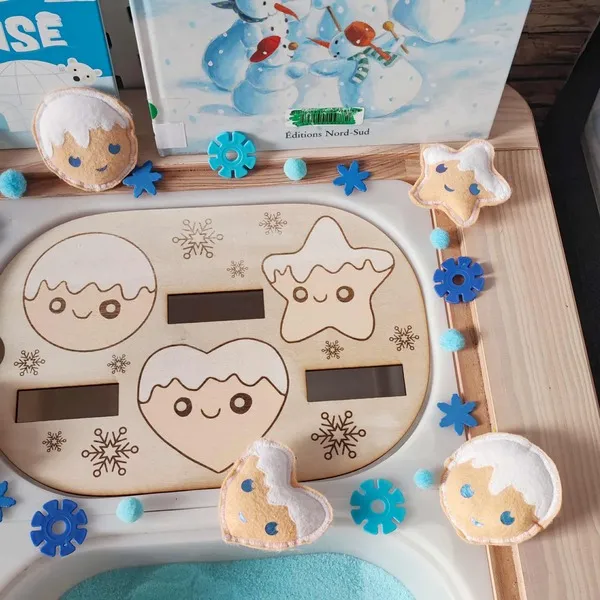 Insert en bois hiver avec formes biscuits souriants et pièces en feutrine à encastrer pour activité Montessori sensorielle