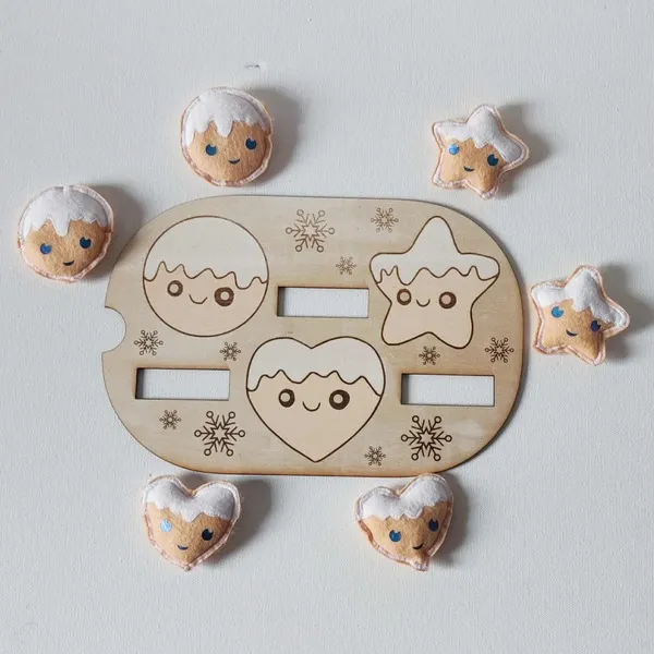 Insert en bois Montessori avec formes biscuits enneigés et pièces assorties en feutrine pour activité sensorielle d’hiver