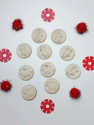Jetons en bois gravés des animaux du conte La Moufle, disposés en cercle avec éléments rouges décoratifs
