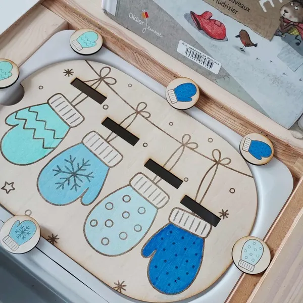 Plateau d’activité en bois avec moufles bleues illustrées et jetons à associer – thème La Moufle