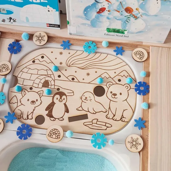 Insert banquise en bois avec animaux polaires, pompons bleus et flocons pour activité sensorielle Montessori hiver