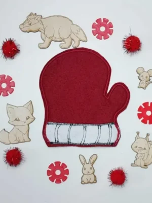 Moufle rouge en feutrine entourée d’animaux en bois du conte La Moufle et d’éléments décoratifs rouges.