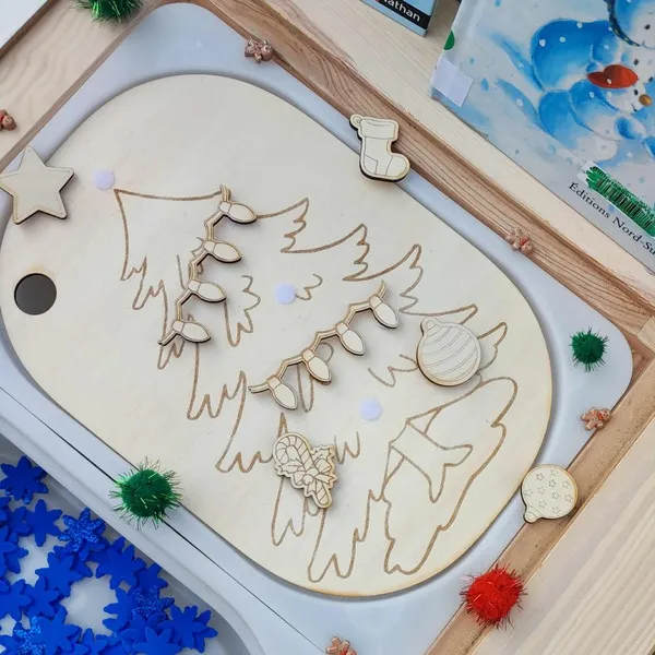 Plateau en bois gravé avec sapin de Noël et décorations amovibles, activité Montessori de motricité fine sur le thème des fêtes