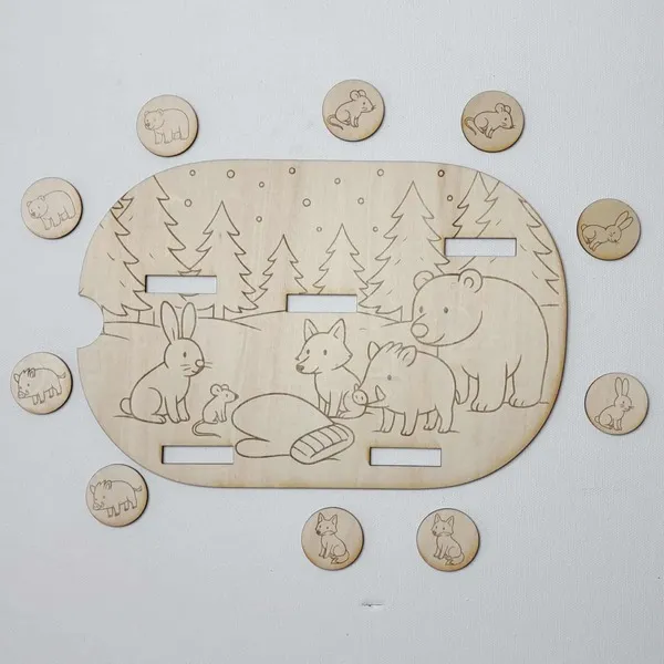 Plateau en bois La Moufle avec animaux gravés et jetons assortis disposés autour