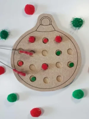 Plateau de motricité fine en bois en forme de boule de Noël, avec pinces et pompons rouges et verts pour activité Montessori hivernale