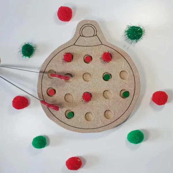 Plateau de motricité fine en bois en forme de boule de Noël, avec pinces et pompons rouges et verts pour activité Montessori hivernale