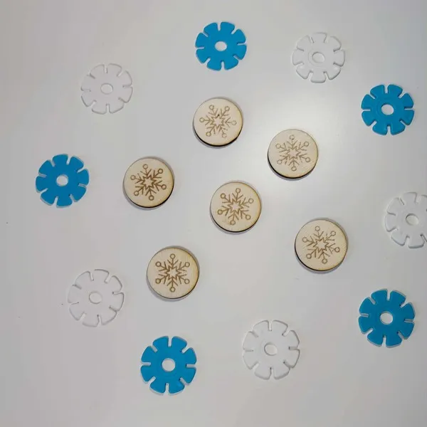 Jetons en bois gravés de flocons de neige entourés d’éléments bleus et blancs, matériel d’activité sensorielle Montessori sur le thème de l’hiver