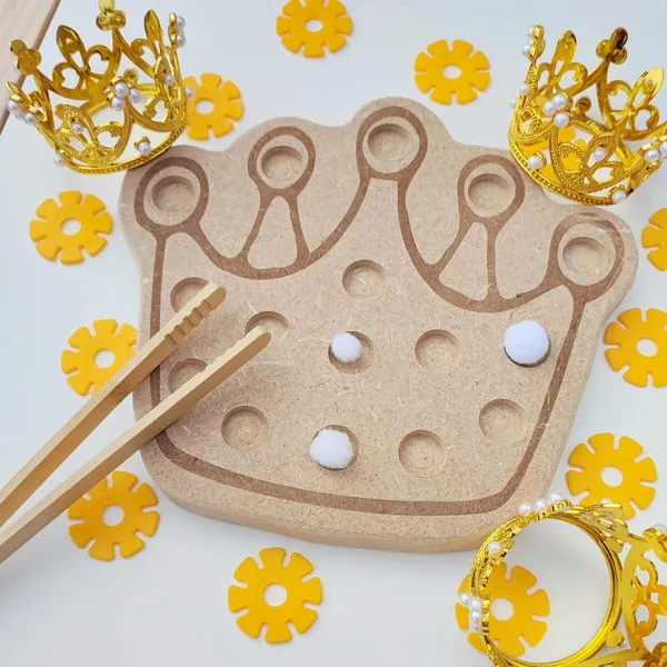 Plateau de motricité fine en bois en forme de couronne, avec pinces, pompons blancs et petites couronnes dorées pour une activité Montessori autour de la galette des rois