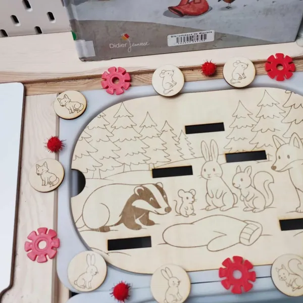 Plateau en bois La Moufle avec animaux de la forêt et jetons assortis, version blaireau.