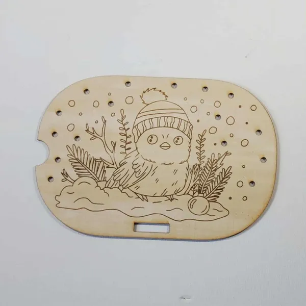 Plateau sensoriel en bois gravé d’un oiseau d’hiver portant un bonnet, décor naturel pour activité Montessori sur le thème de l’hiver