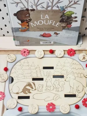 Plateau en bois La Moufle avec animaux de la forêt et jetons assortis, inspiré du conte hivernal.