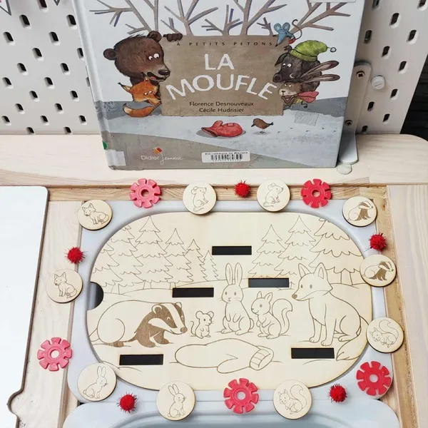Plateau en bois La Moufle avec animaux de la forêt et jetons assortis, inspiré du conte hivernal.