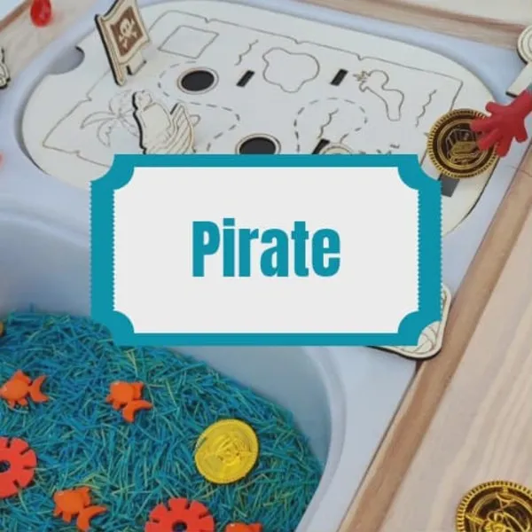 Plateau sensoriel Montessori sur le thème des pirates avec pièces d’or, poissons colorés et carte au trésor gravée en bois