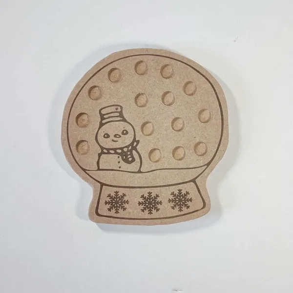 Plateau de motricité fine en bois en forme de boule à neige avec bonhomme de neige gravé, support éducatif Montessori pour activité hivernale