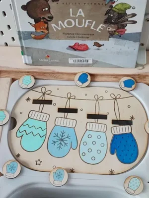 Plateau sensoriel en bois sur le thème de La Moufle avec moufles colorées et jetons assortis