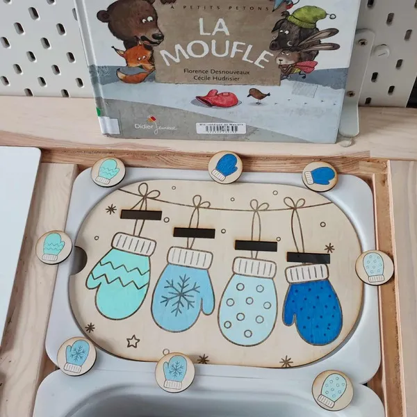 Plateau sensoriel en bois sur le thème de La Moufle avec moufles colorées et jetons assortis