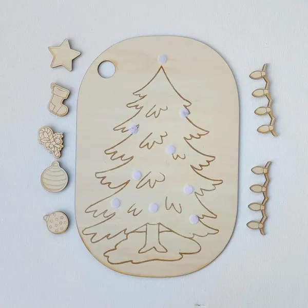 Plateau d’activité en bois gravé représentant un sapin de Noël avec décorations amovibles en bois – activité Montessori motricité fine