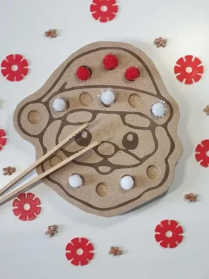Plateau de motricité fine en bois MDF en forme de visage de Père Noël, activité Montessori avec pompons rouges et blancs et baguettes d’apprentissage