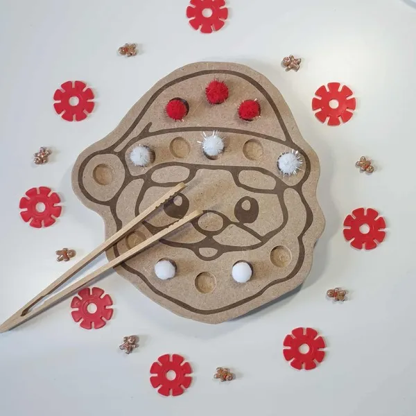 Plateau de motricité fine en bois MDF en forme de visage de Père Noël, activité Montessori avec pompons rouges et blancs et baguettes d’apprentissage