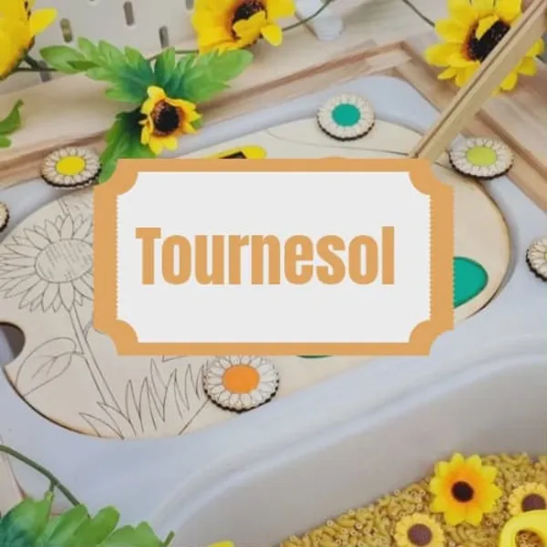 Plateau sensoriel en bois sur le thème du tournesol avec jetons fleuris et décorations jaunes inspiré de la pédagogie Montessori