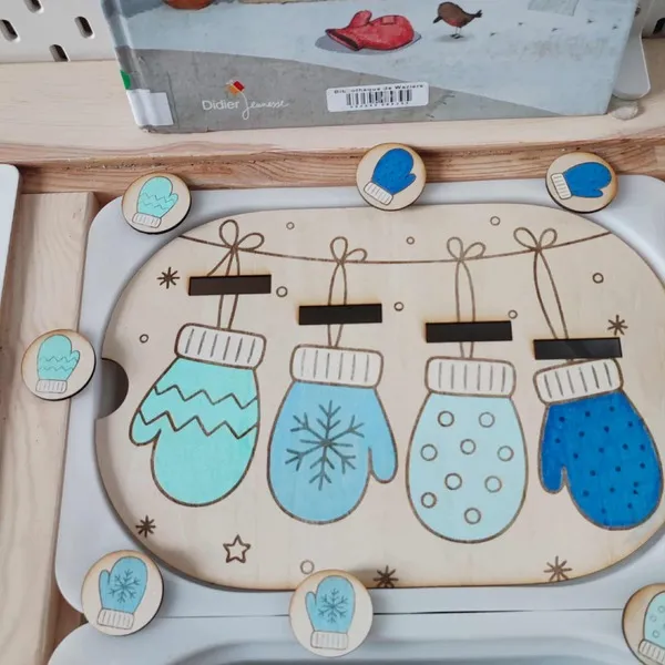 Plateau d’activité en bois illustré de moufles bleues assorties avec jetons à associer sur le thème de La Moufle