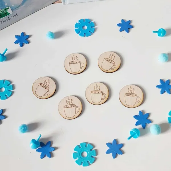 Jetons Montessori en bois gravés de tasses fumantes entourés d’éléments bleus pour activité sensorielle hiver