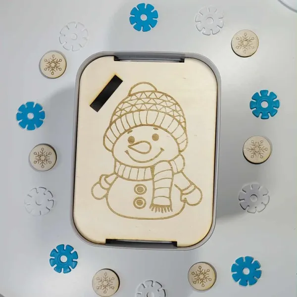 Couvercle magnétique en bois gravé d’un bonhomme de neige, accessoire décoratif pour boîte sensorielle ou activité Montessori sur le thème de l’hiver