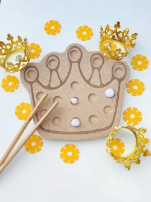 Plateau de motricité fine en bois en forme de couronne, accompagné de pinces, de pompons blancs et de petites couronnes dorées pour une activité sur le thème de la galette des rois