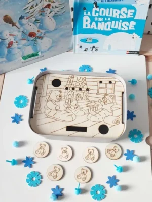 Plateau sensoriel Montessori en bois gravé représentant une famille d’ours polaires lisant près de la cheminée, avec jetons illustrés et décorations d’hiver