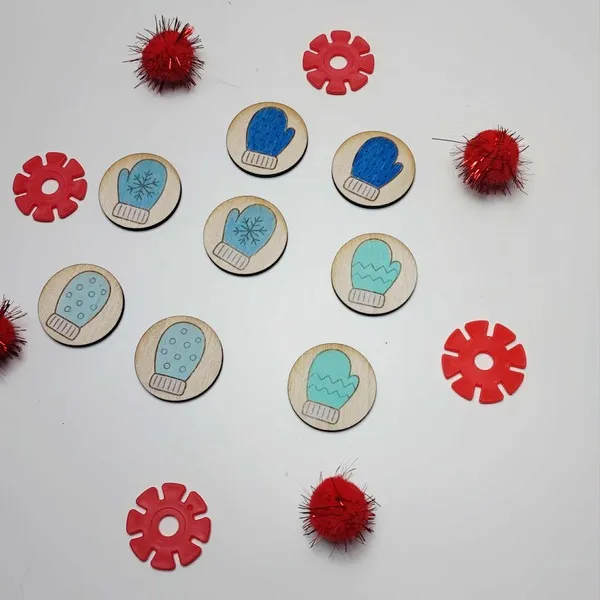 Jetons en bois moufles bleues disposés pour activité sensorielle d’hiver