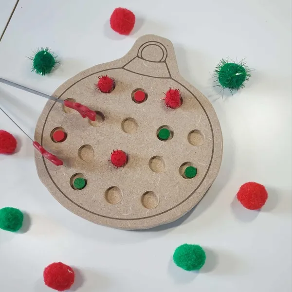 Plateau de motricité fine en bois en forme de boule de Noël, activité Montessori avec pinces et pompons rouges et verts pour enfant