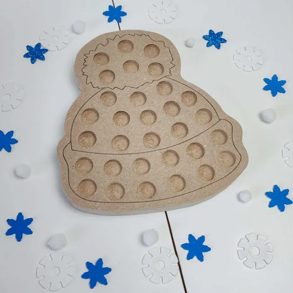 Plateau de motricité fine en forme de bonnet d’hiver en bois MDF, entouré de flocons bleus et blancs sur fond clair