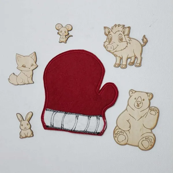 Moufle rouge en feutrine entourée de figurines en bois représentant les animaux du conte La Moufle.