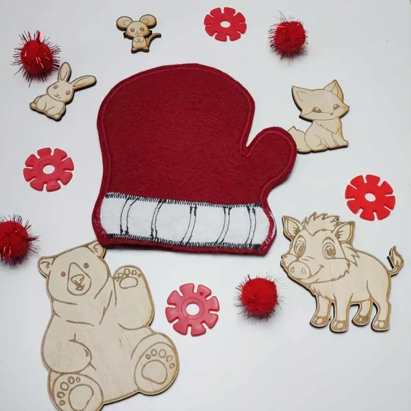 Moufle en feutrine rouge accompagnée d’animaux en bois du conte La Moufle.