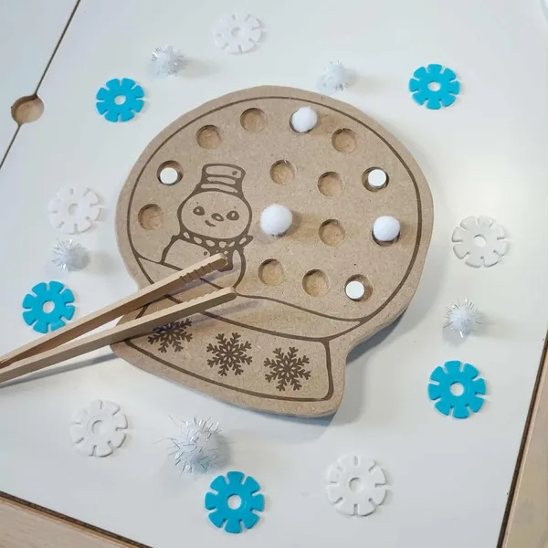 Plateau Montessori en bois en forme de boule à neige avec bonhomme de neige, activité hivernale de motricité fine avec pinces et pompons blancs