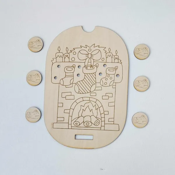 Plateau cheminée de Noël en bois gravé avec bougies, chaussettes suspendues et jetons bûches – activité Montessori en bois pour enfants