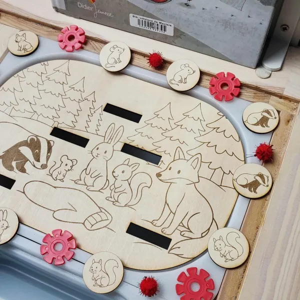 Plateau en bois La Moufle avec animaux gravés et jetons assortis autour du renard et de l’écureuil.