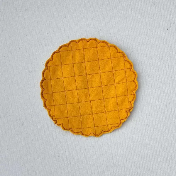 Galette des rois en feutrine jaune cousue main avec motif quadrillé pour activité sensorielle et jeu Montessori