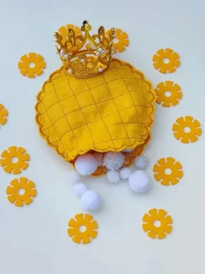 Galette des rois en feutrine jaune avec couronne dorée et pompons blancs pour activité sensorielle Montessori