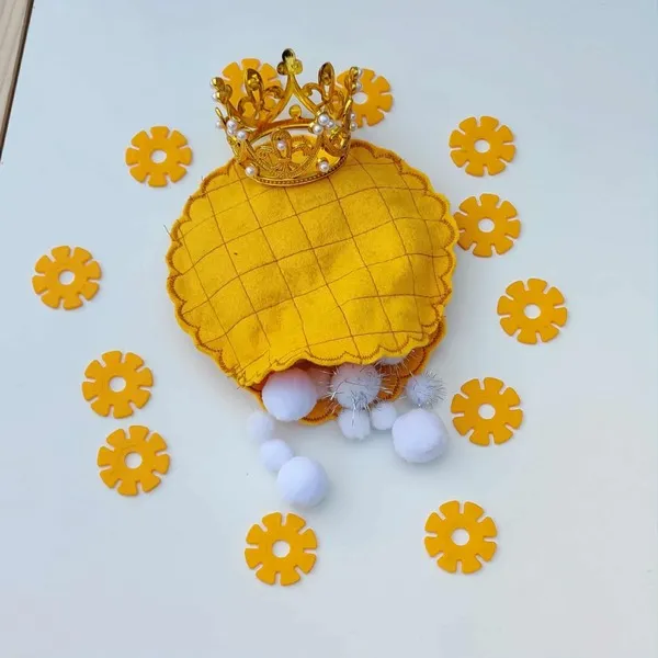 Galette des rois en feutrine jaune avec couronne dorée et pompons blancs pour activité sensorielle Montessori