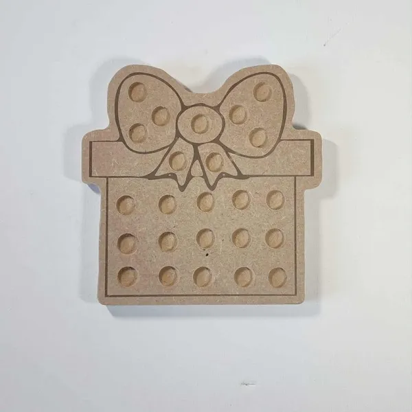 Plateau de motricité fine en bois MDF en forme de cadeau avec nœud, support éducatif Montessori pour pompons ou perles