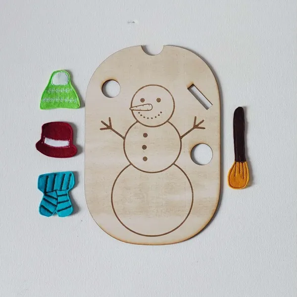 Insert en bois bonhomme de neige avec accessoires en feutrine colorée à assembler pour activité créative d’hiver