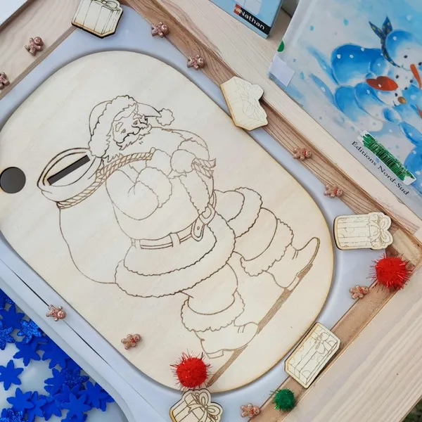 Plateau éducatif en bois gravé du Père Noël avec jetons cadeaux, pompons rouges et verts et mini personnages pain d’épice, activité sensorielle de Noël pour enfants