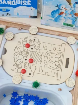 Plateau en bois gravé représentant une cheminée de Noël avec décorations et jetons à manipuler – activité Montessori sensorielle hiver