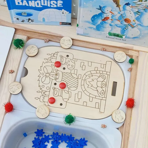 Plateau en bois gravé représentant une cheminée de Noël avec décorations et jetons à manipuler – activité Montessori sensorielle hiver