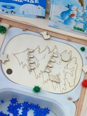 Plateau en bois gravé représentant un sapin de Noël avec décorations amovibles, activité sensorielle Montessori sur le thème de Noël