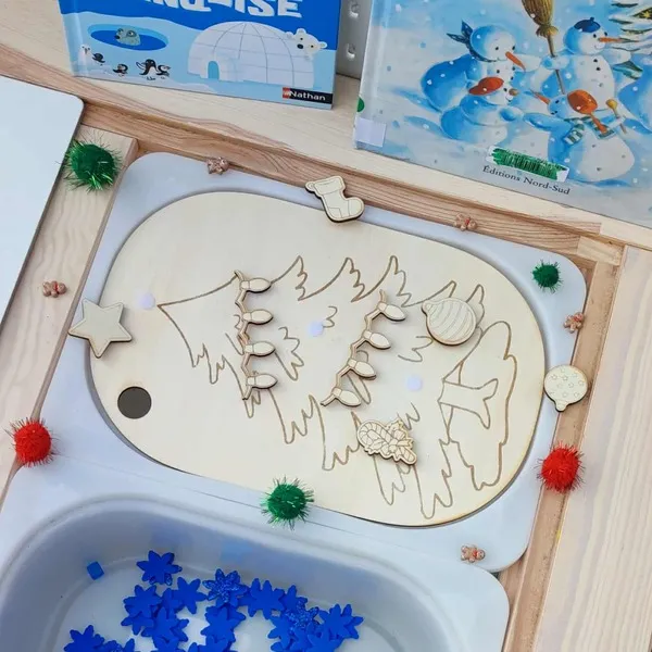 Plateau en bois gravé représentant un sapin de Noël avec décorations amovibles, activité sensorielle Montessori sur le thème de Noël