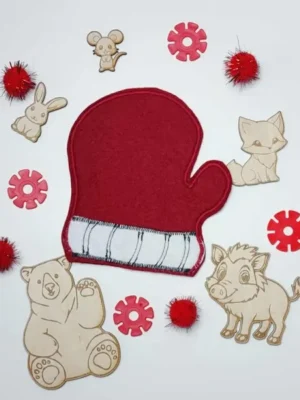 Moufle en feutrine rouge entourée d’animaux en bois inspirés du conte La Moufle.