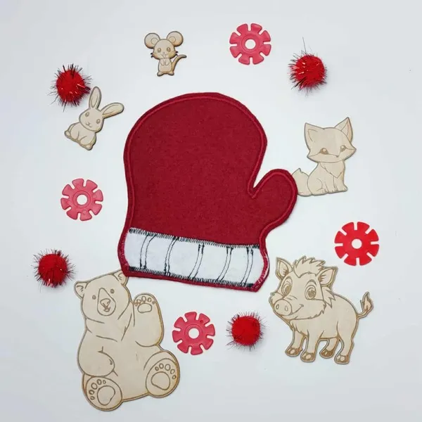 Moufle en feutrine rouge entourée d’animaux en bois inspirés du conte La Moufle.